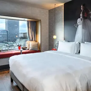 4* מלון Radisson Red Hotel,